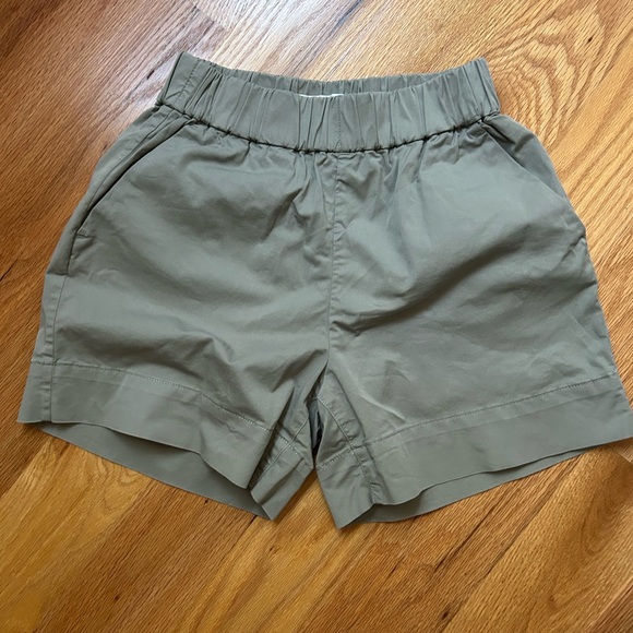 Everlane Easy Shorts in Sage Green - Picture 3 of 3